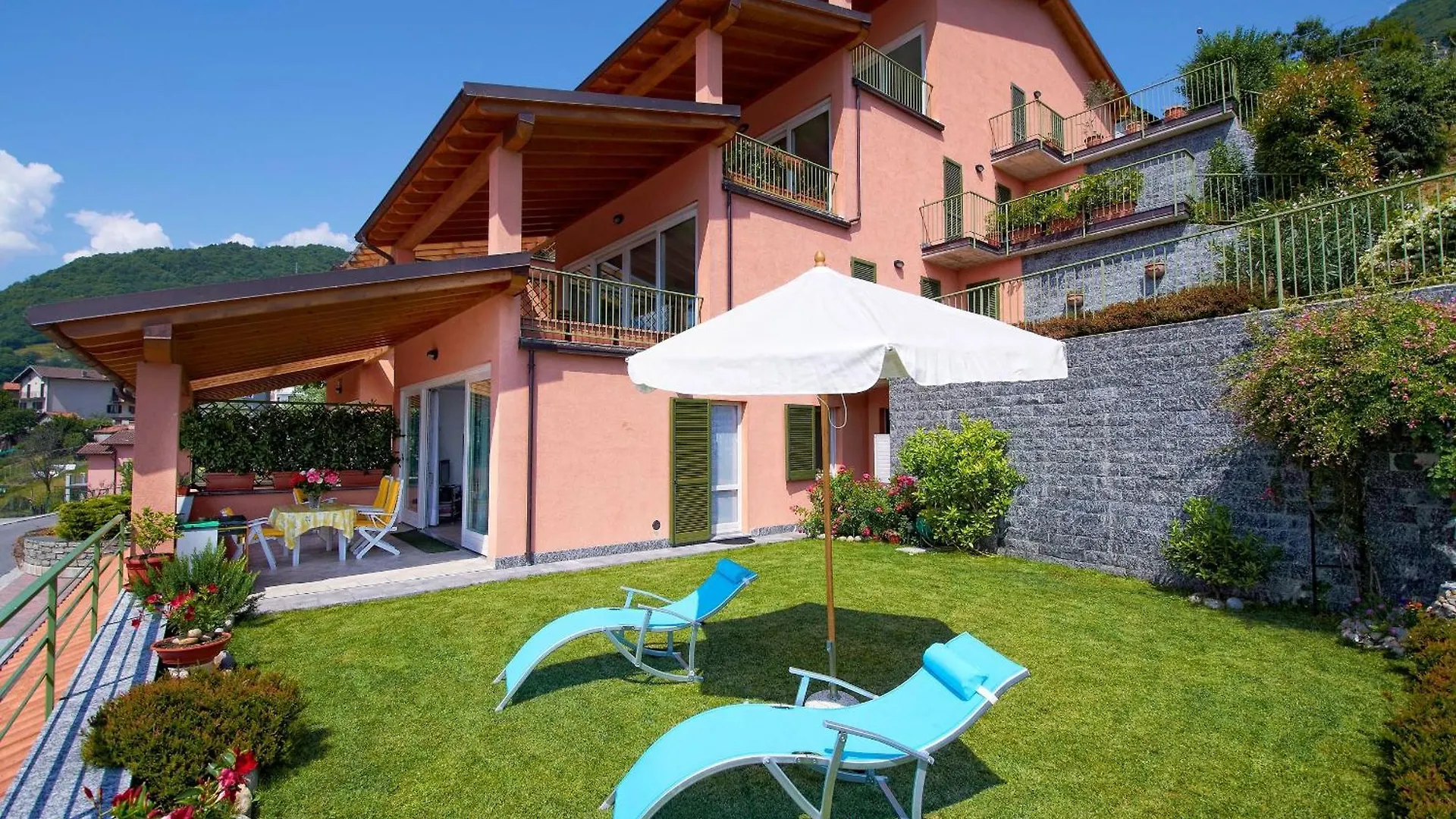 Tuerkisfarbenes Haus Mit Fantastischer Aussicht Vercana